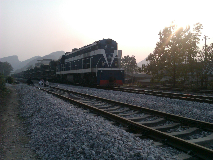 China_Railways_DF5_1294_with_a_military_train_20131208
